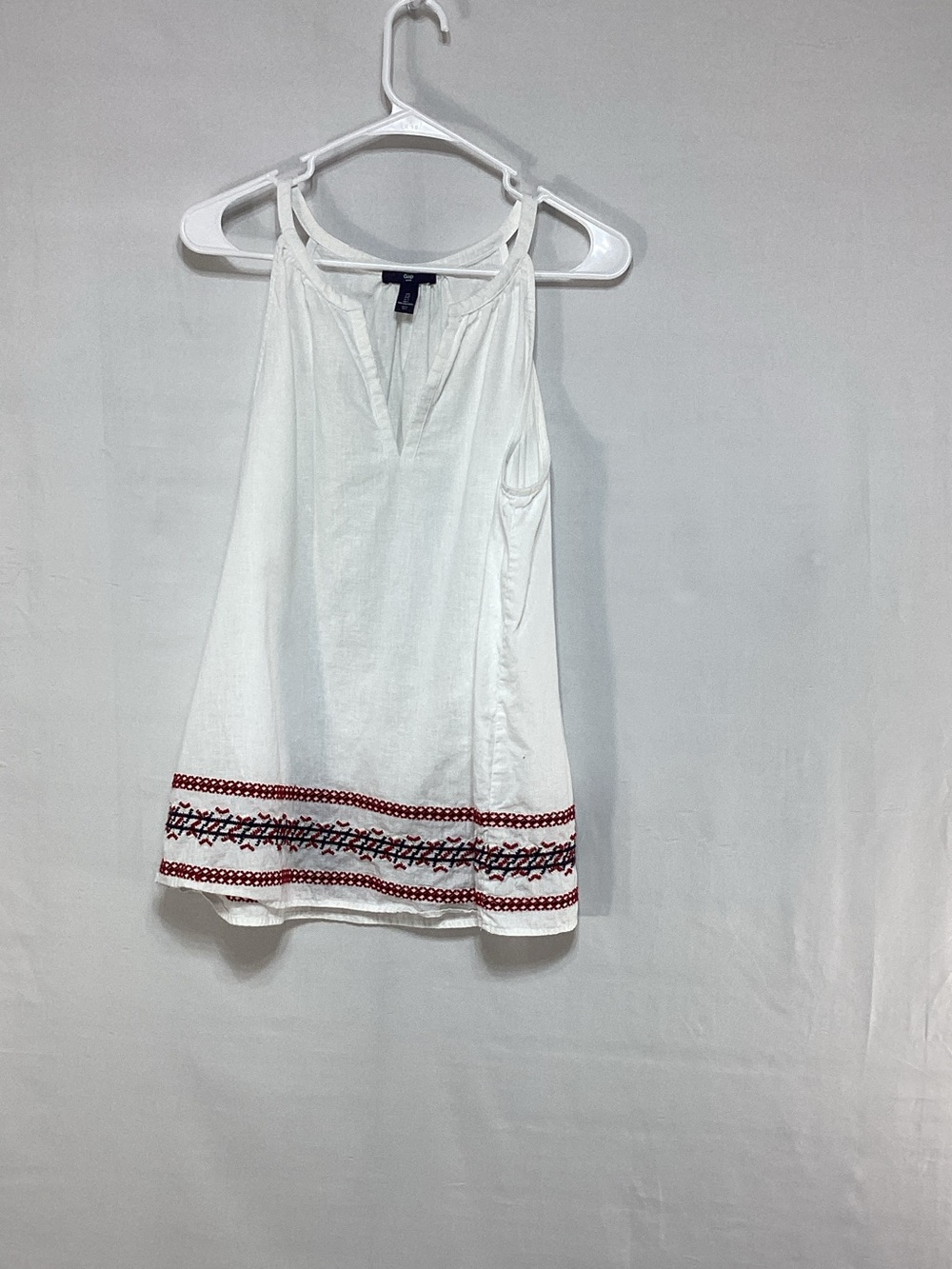 GAP Large White Sleeveless Embroidered Hem